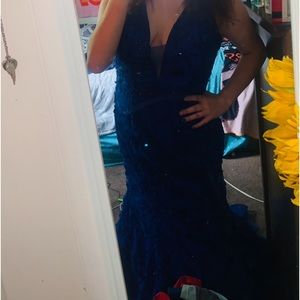 I am selling a prom dress it’s only been worn once.